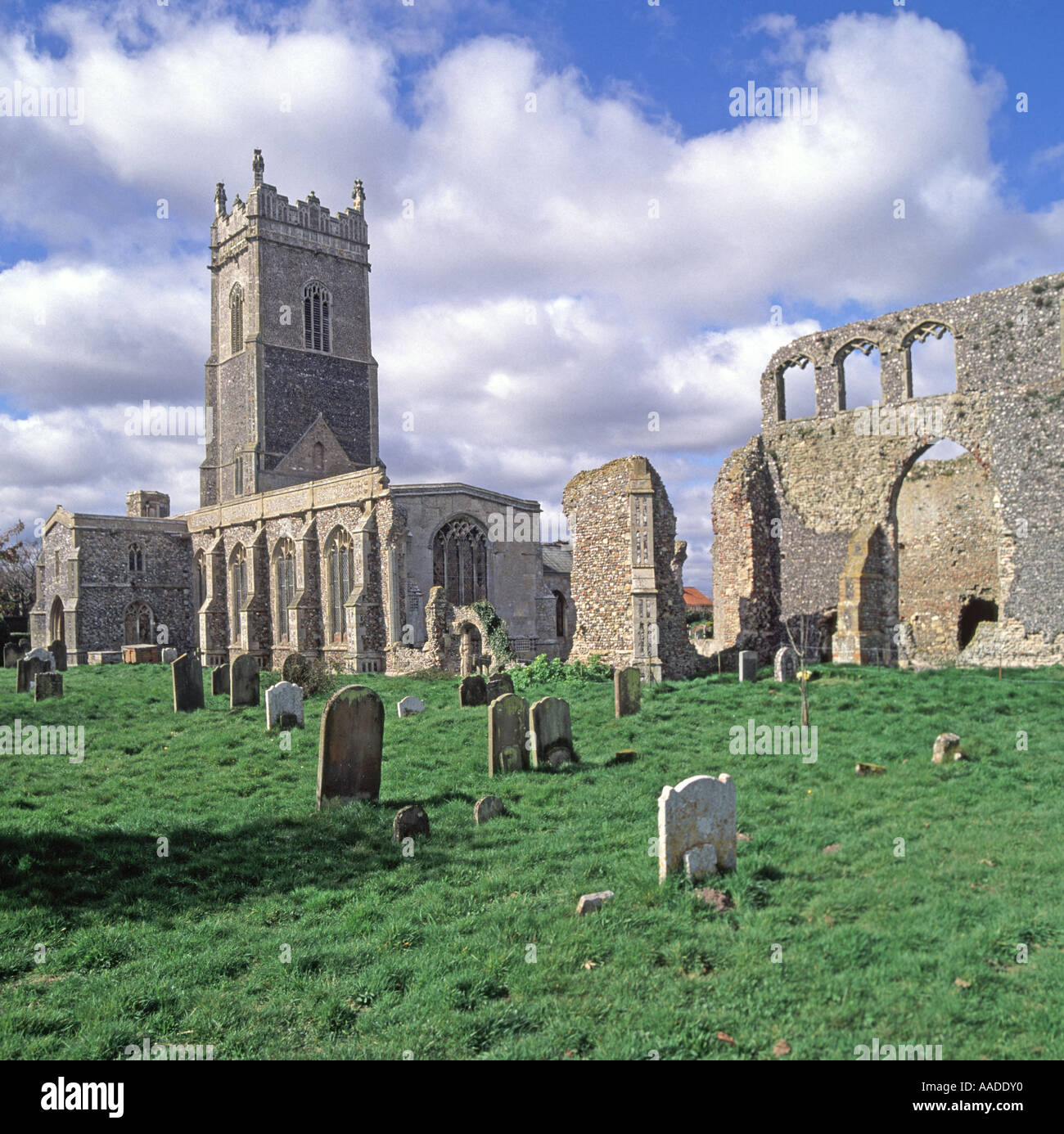Storico Walberswick Parrocchiale di St Andrew edificio e cimitero con rovine adiacenti Suffolk East Anglia Inghilterra Regno Unito Foto Stock