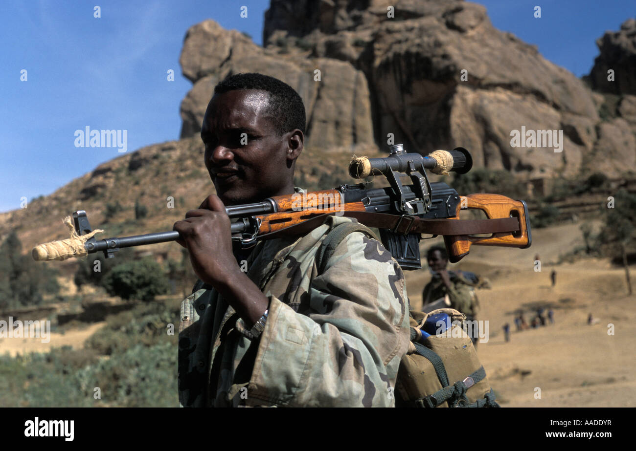 Soldato Etiope con un fucile disputata sulla terra tra Eritrea ed Etiopia 2001 Foto Stock