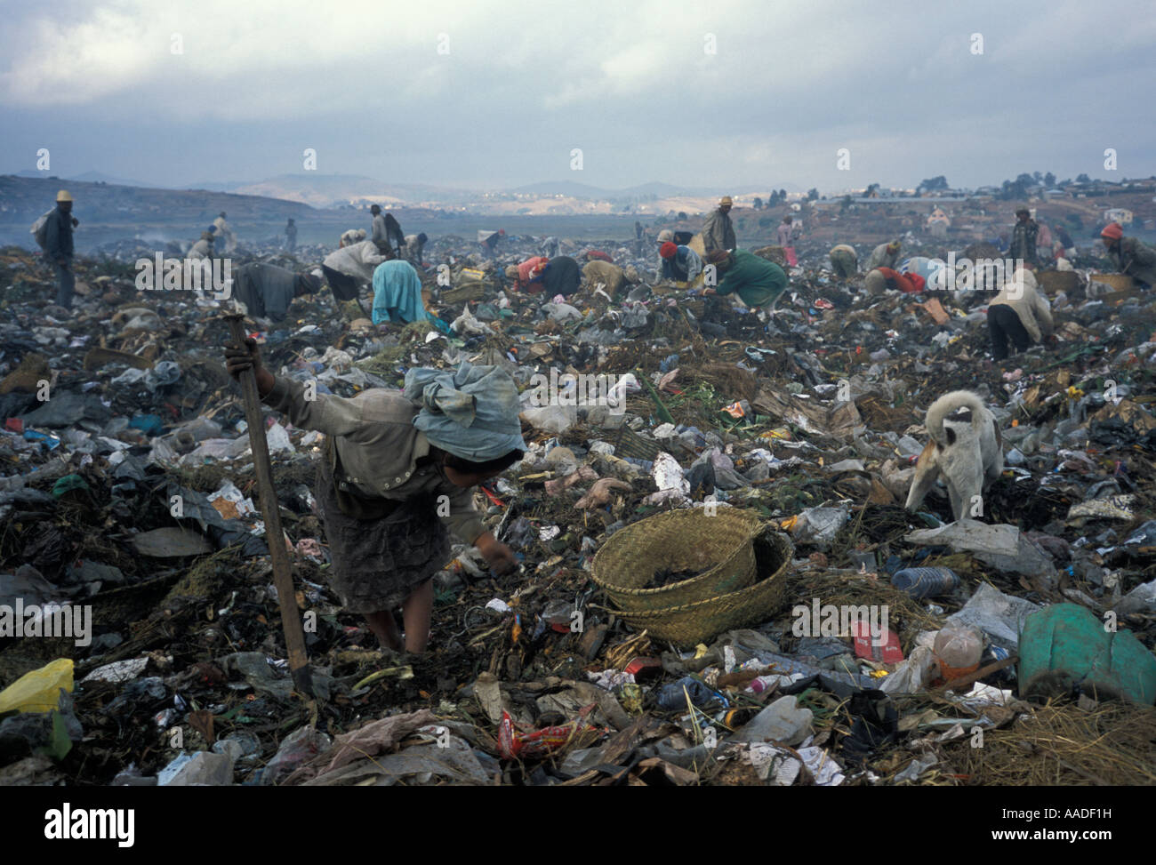 All'esterno di Antananarivo in Madagascar sulla cima di una collina che domina la città di intere famiglie di recupero il dump Foto Stock