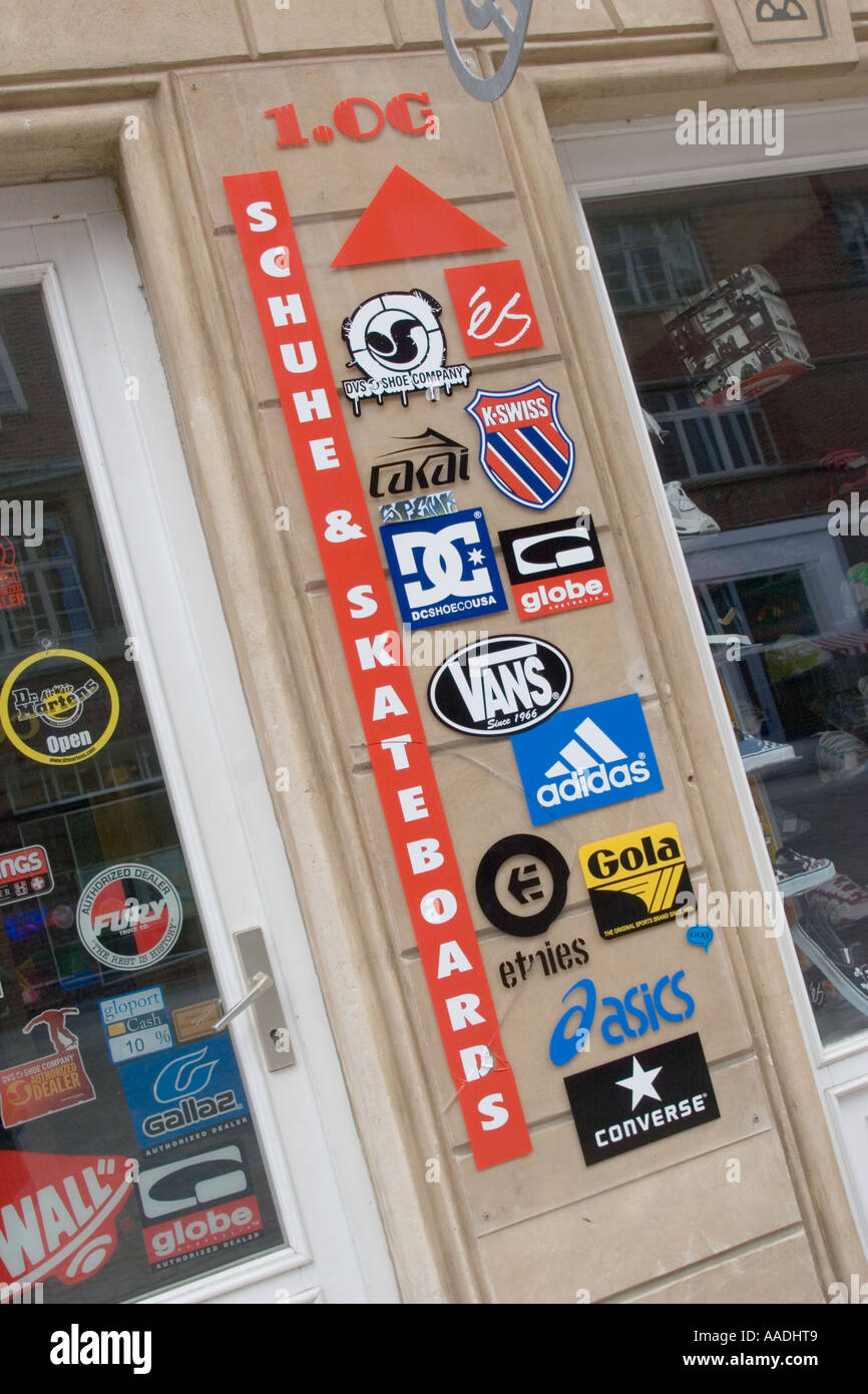 Schuhe & Skateboard pubblicità e loghi al di fuori del negozio a Schwerin, capitale del meclemburgopomerania occidentale nord Germania UE Foto Stock