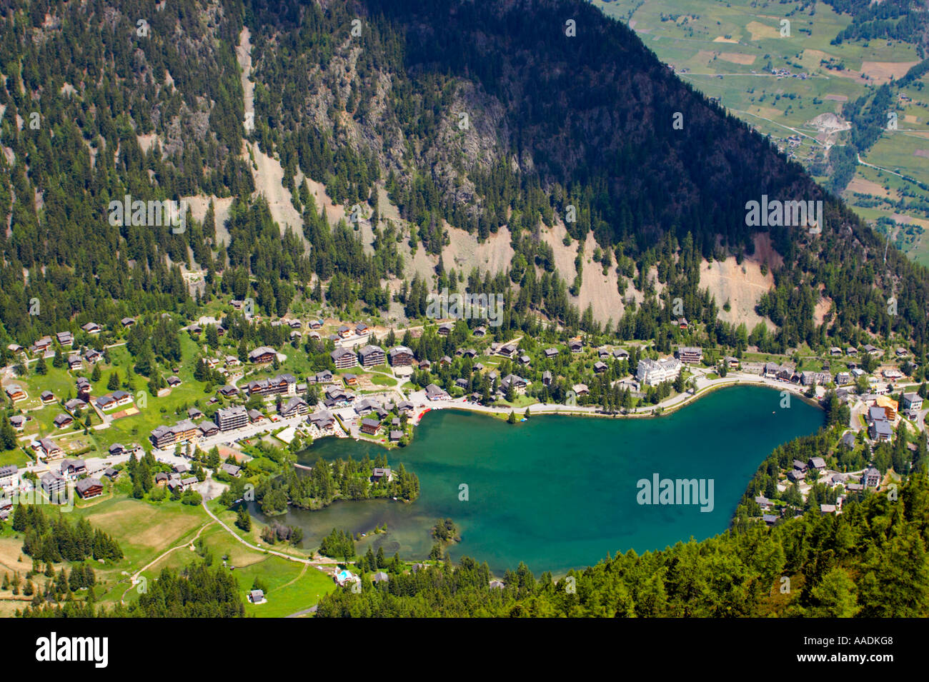 Svizzera Vallese Val d Arpette una vista guardando al di sopra di Champex verso l'artificiale Lac de Champex e il bosco circostante. Foto Stock