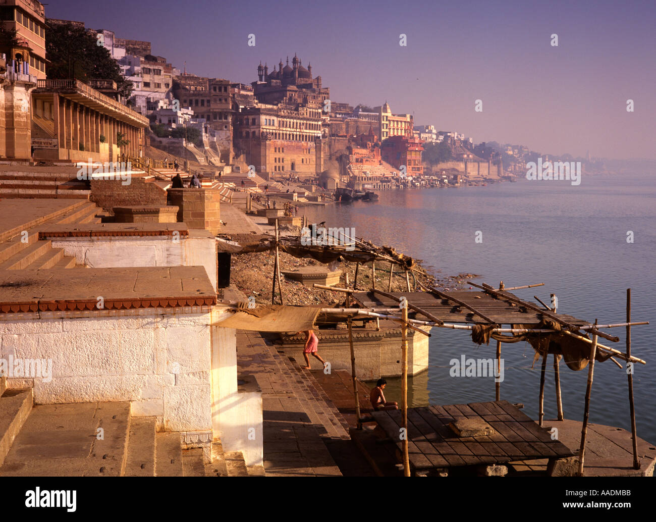 India Varanasi Ram Ghat e la Grande Moschea di Aurangzeb Foto Stock