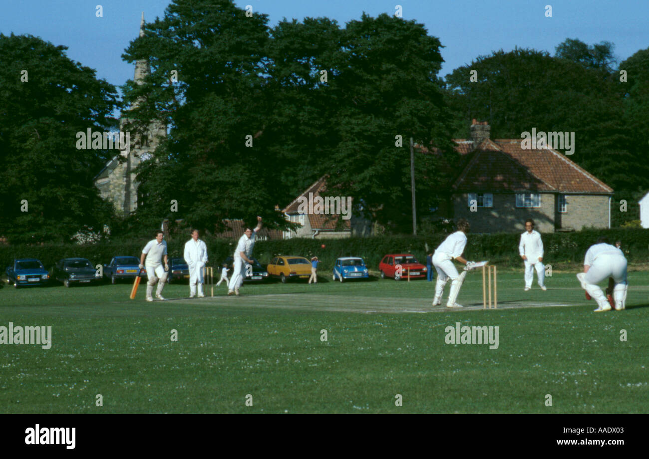 Partita di cricket, villaggio di Ganton, North Yorkshire, Inghilterra, Regno Unito. Foto Stock