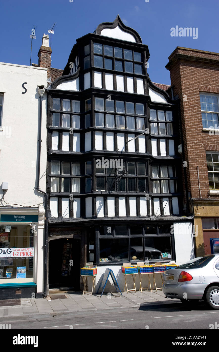 Costruito intorno al 1500 il Wheatsheaf è stata usata come una locanda fino al 1956 ora è un negozio di antiquariato Main Street Tewkesbury Regno Unito Foto Stock