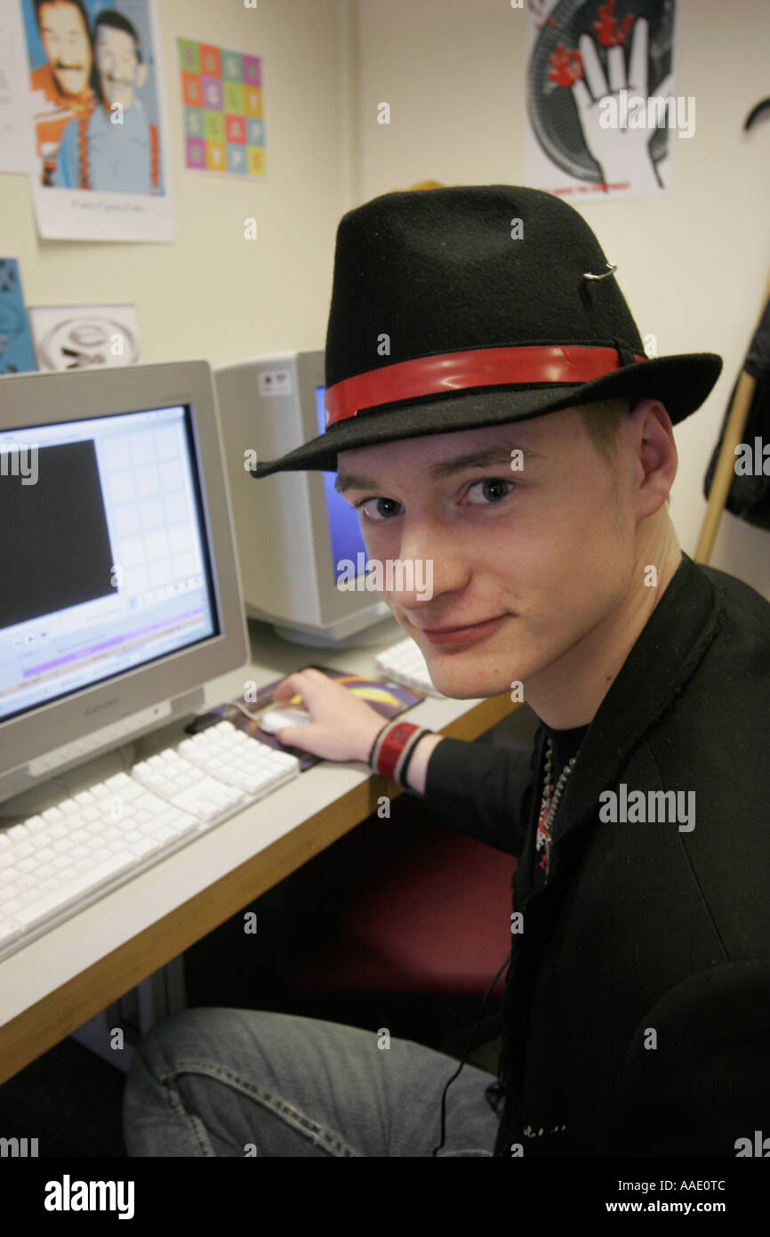 Sesta forma studente di college che indossa il cappello in computer suite con computer Apple Macintosh Foto Stock