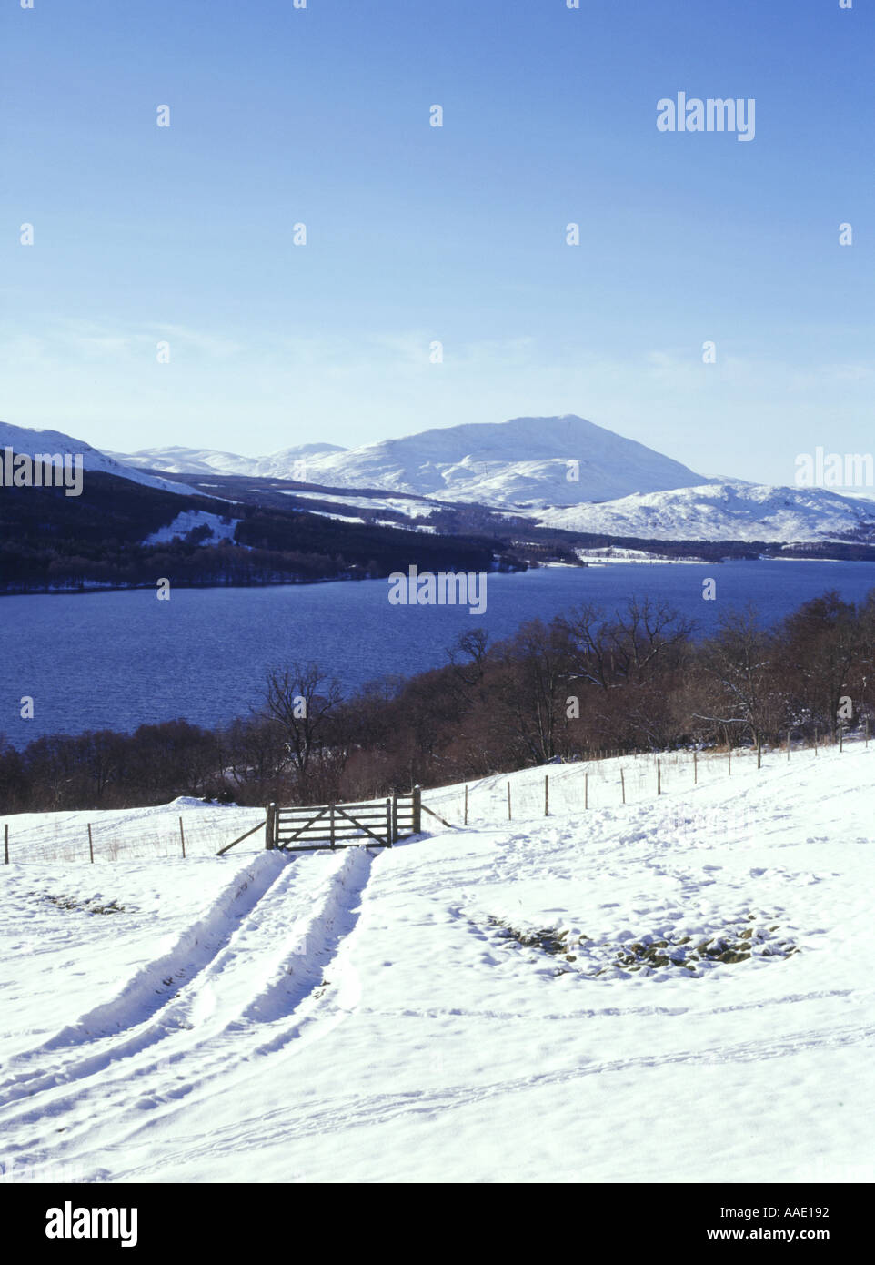 dh Mountain Schiehallion Scozia STRATHTUMMEL PERTHSHIRE Scottish neve scena glen neve inverno strath tummel altipiani paesaggio Loch cielo blu Foto Stock