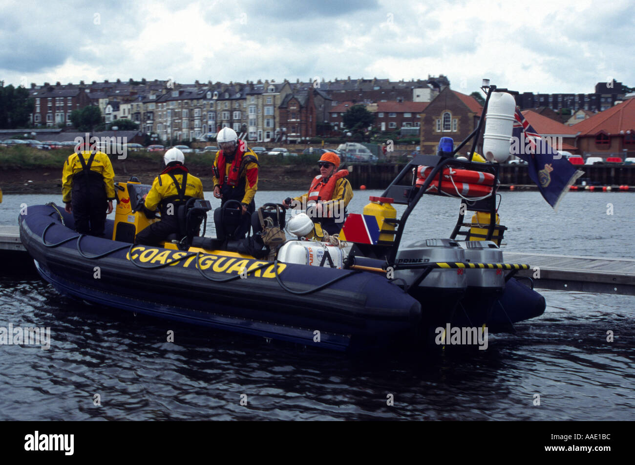 La guardia costiera nel loro dingi a Whitby Foto Stock