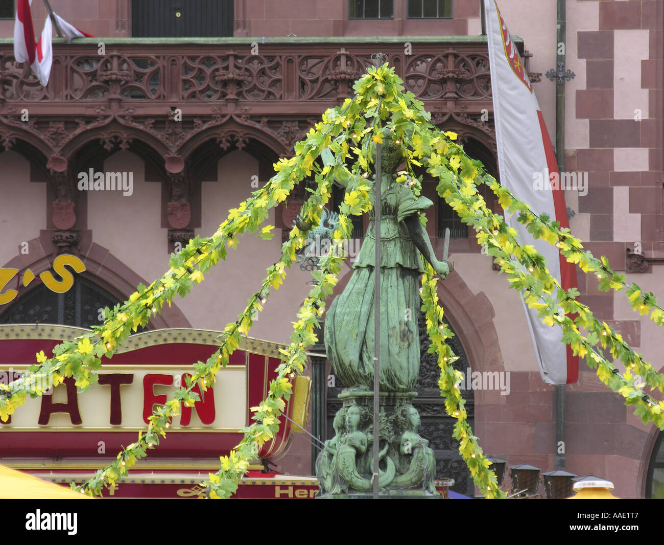 Francoforte sul Meno il tradizionale Festival principale a Roemerberg la fontana di giustizia e di sapore molto speciale apple al vino un Foto Stock