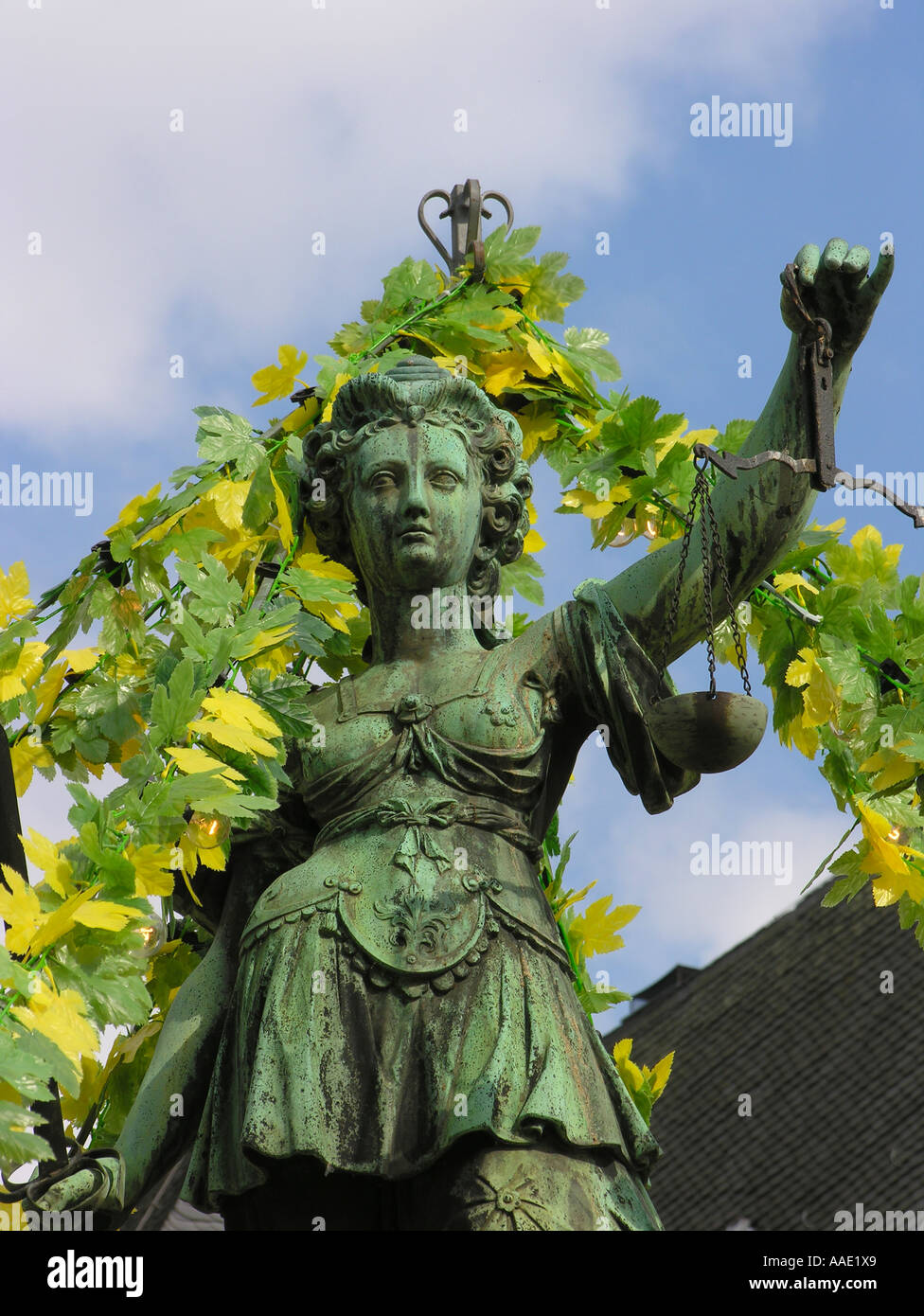 Francoforte sul Meno il tradizionale Festival principale a Roemerberg la Fontana decorata di giustizia il bronzo figura di giustizia Foto Stock