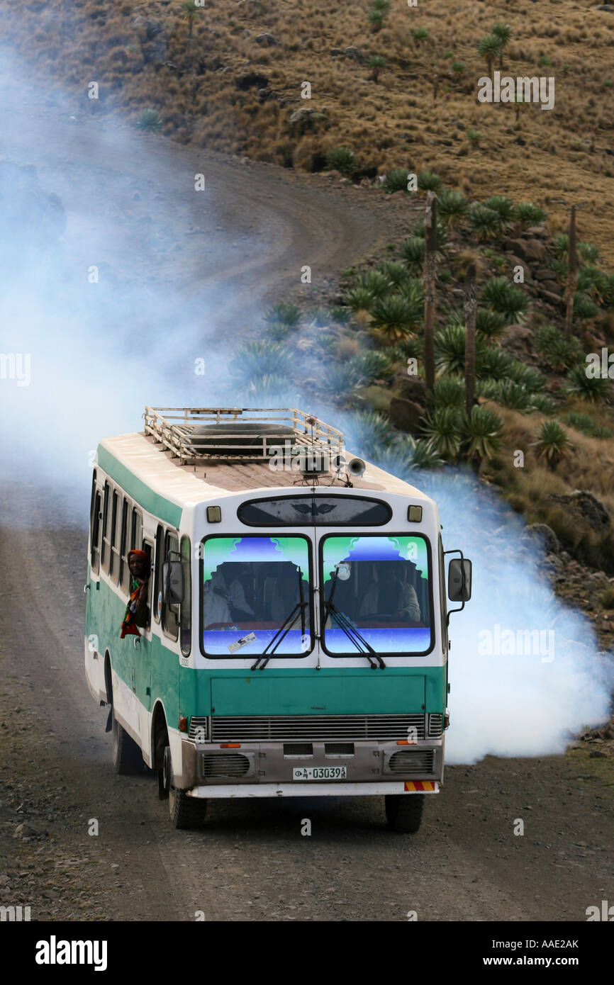 Un autobus su una strada attraverso il Simien Mountains National Park, Etiopia, Africa Foto Stock