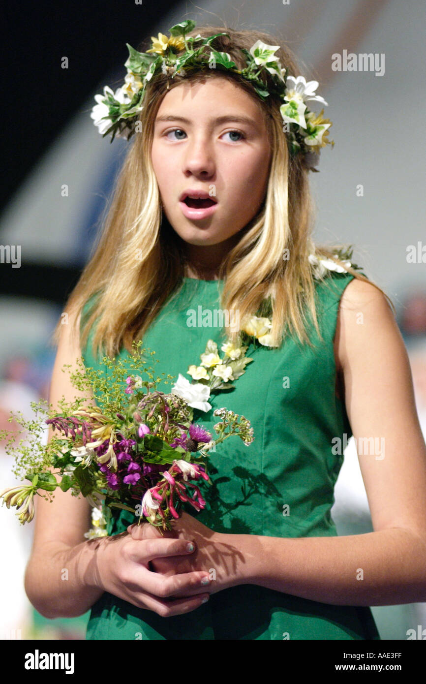 Flowergirl cantando il Welsh Inno nazionale a un sul palco cerimonia durante la National Eisteddfod St David's Pembrokeshire Foto Stock