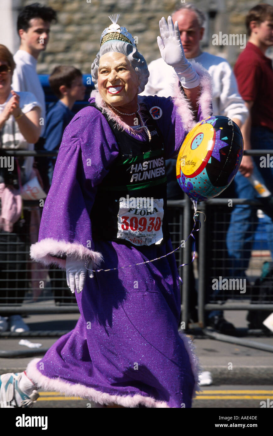 Queen Elisabeth costume in esecuzione nella maratona di Londra Foto Stock