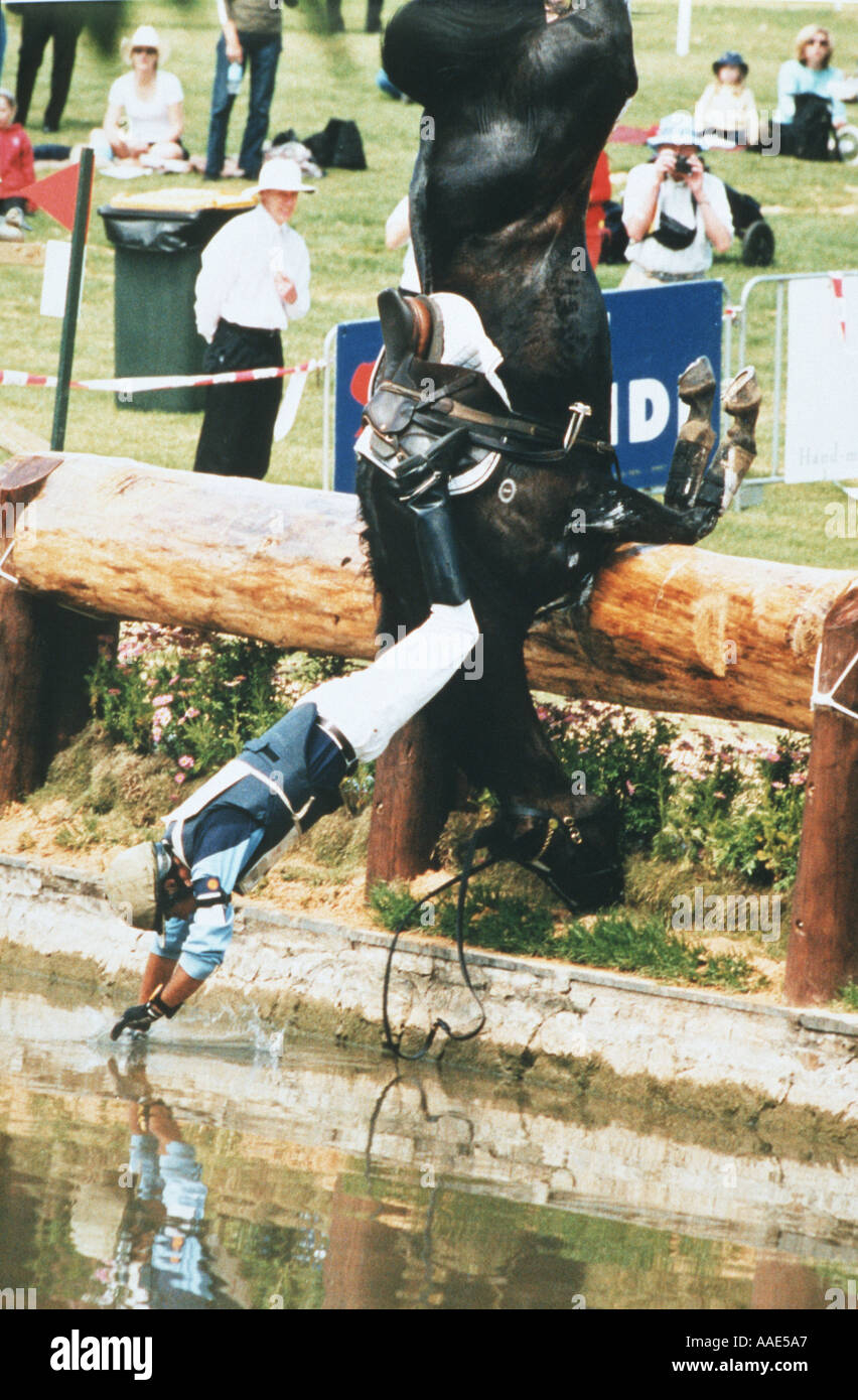 Rider e caduta di cavallo a saltare International Horse Trials Adelaide Australia Foto Stock