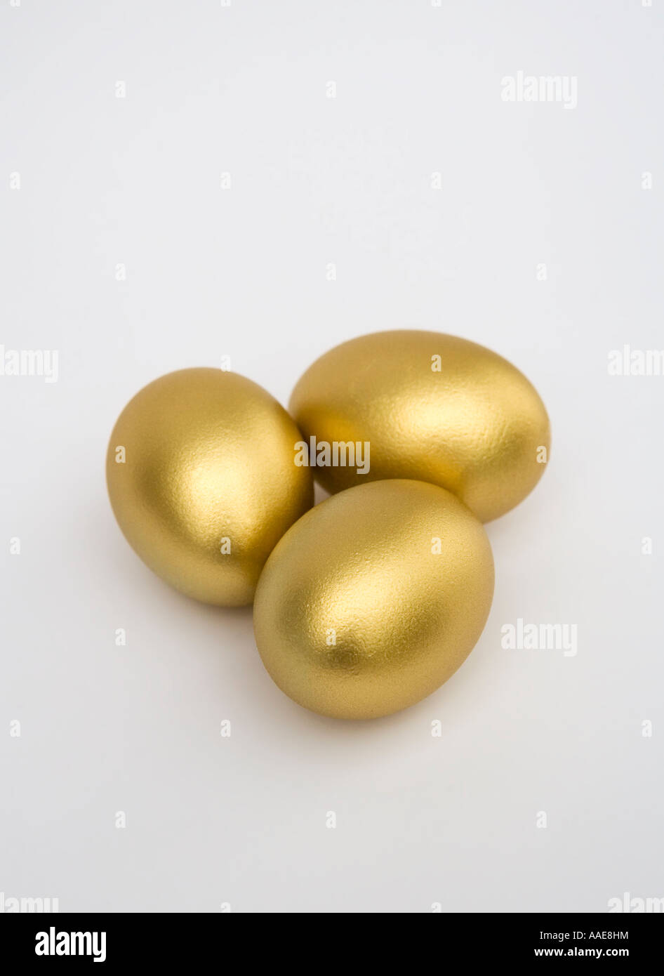 Uova d'oro su sfondo bianco Foto Stock