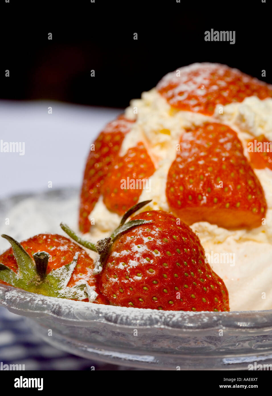 Gustose fragole e panna su una lastra decorativa in vetro Foto Stock