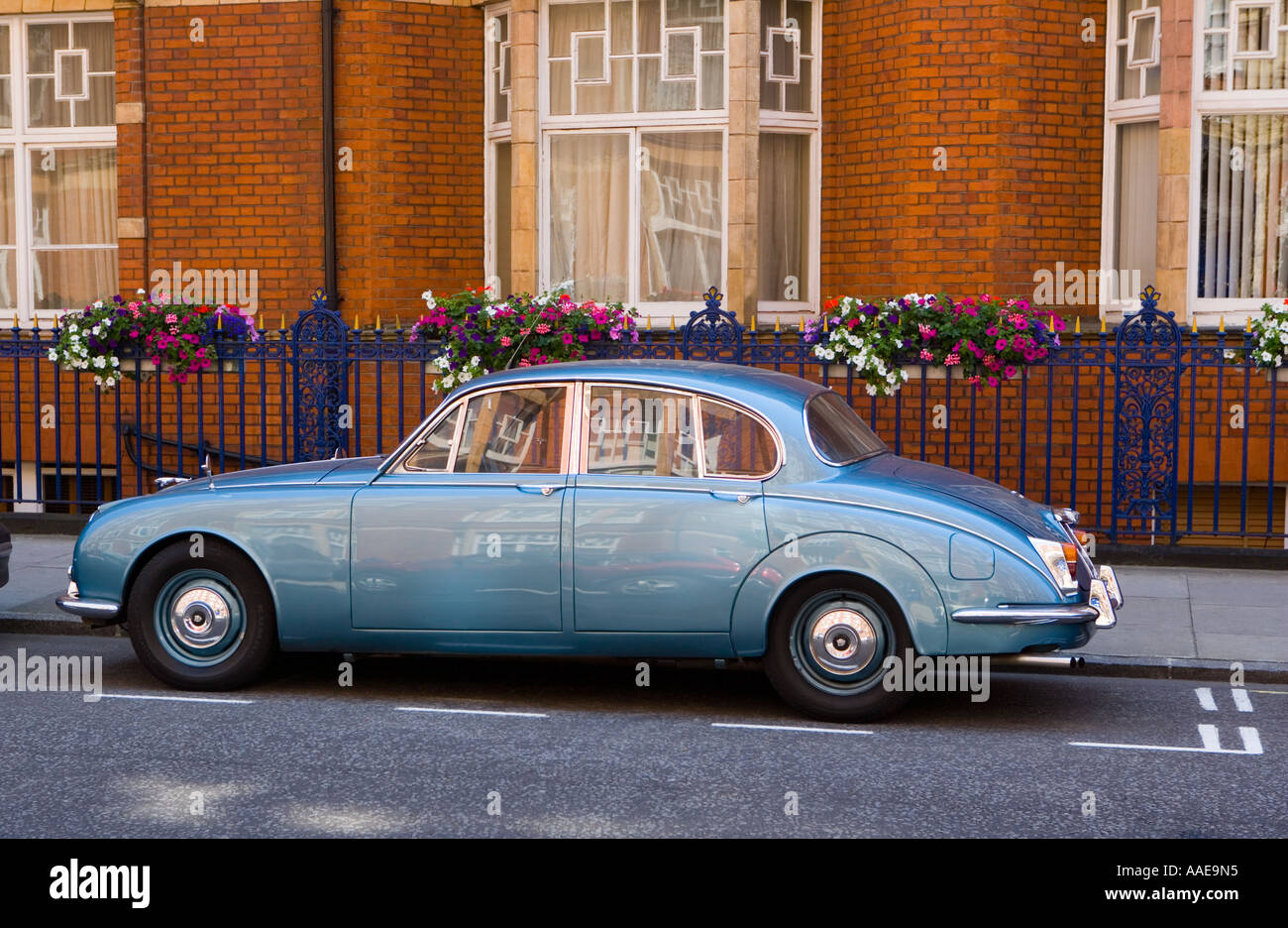 Jaguar Mk2 berlina parcheggiata fuori Edwardian mansion blocco in Marylebone, Londra Centrale Foto Stock