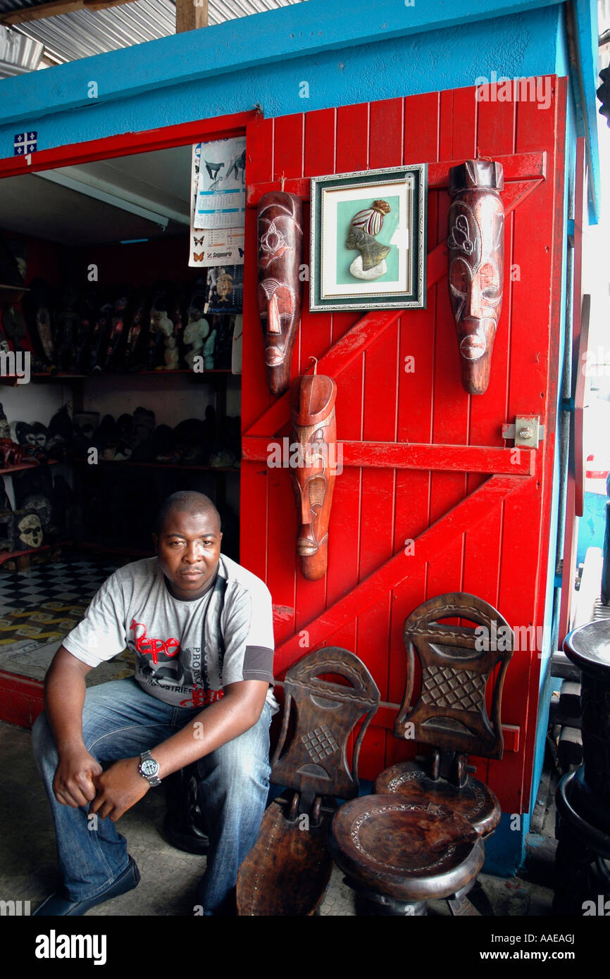 Gli artigiani' Village a Libreville, Gabon, dove Fang e altre maschere tribali, Sculture e artigianato può essere acquistato Foto Stock