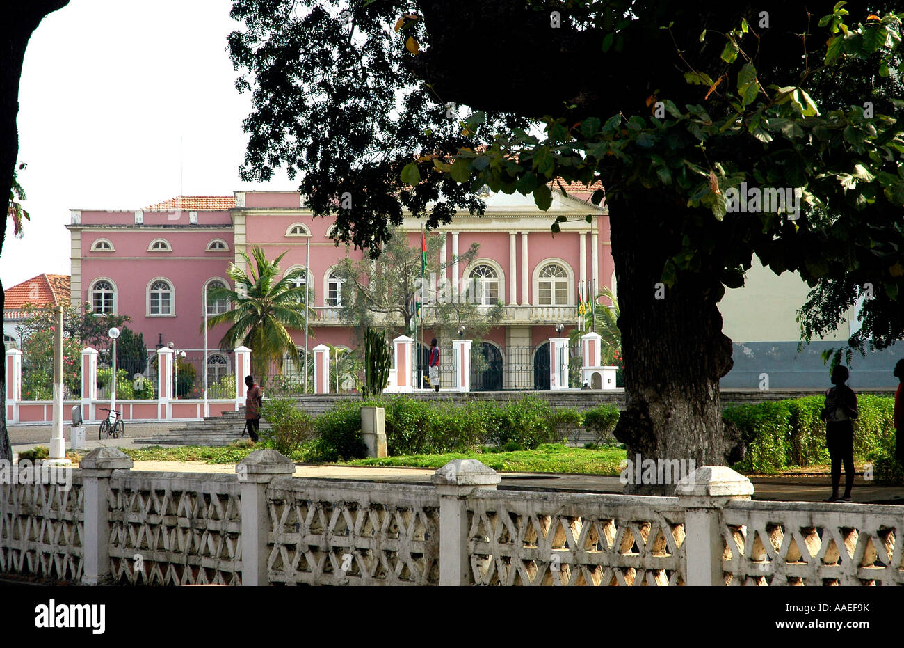 Il palazzo presidenziale accanto a un giardino pubblico di São Tomé fornisce un illusione di grandezza Foto Stock