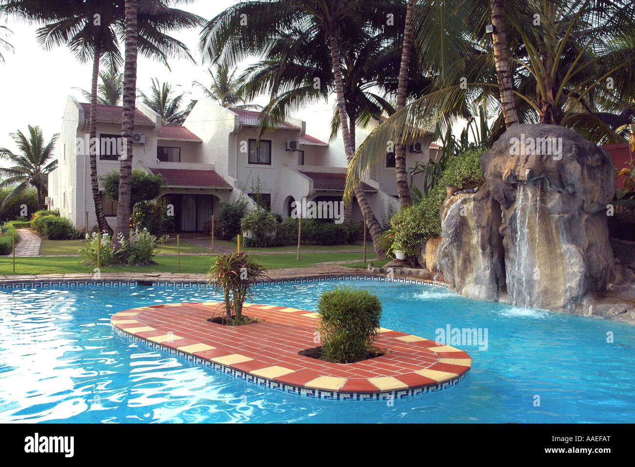 La piscina del Marlin Beach Hotel a São Tomé island Foto Stock