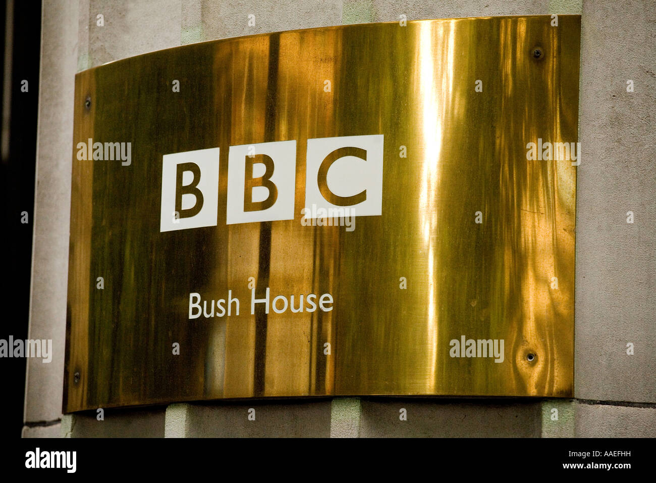Il logo della BBC al di fuori di Bush House Aldwych Londra Foto Stock