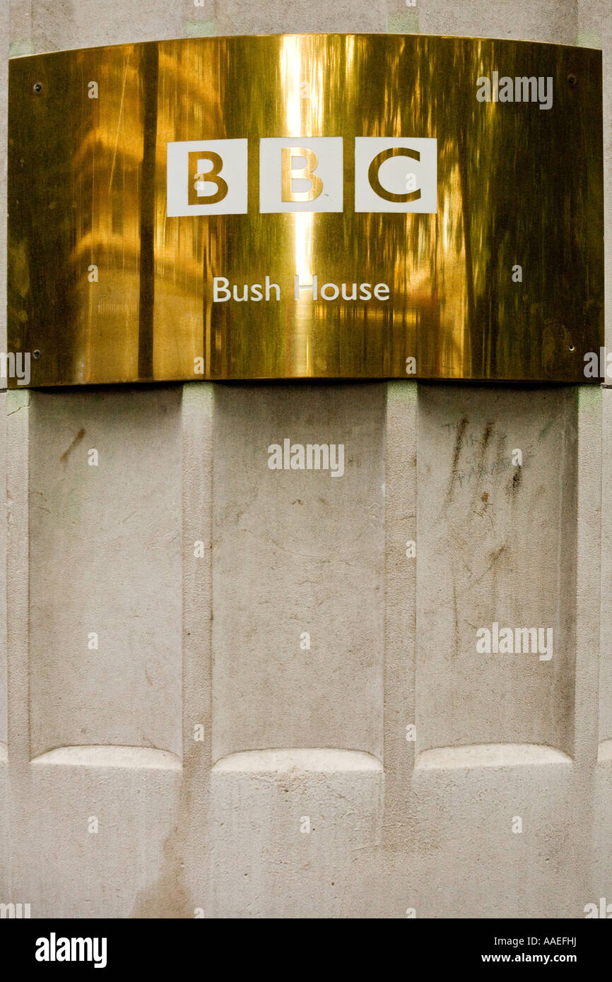 Il logo della BBC al di fuori di Bush House Aldwych Londra Foto Stock