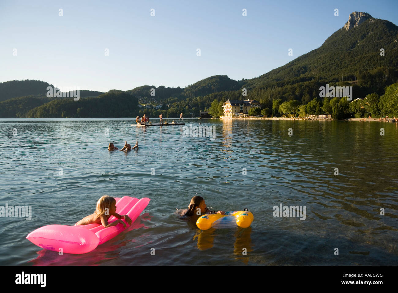 Bambini bagno nel lago Fuschl Fuschl am See Salzkammergut Salzburg Austria Foto Stock