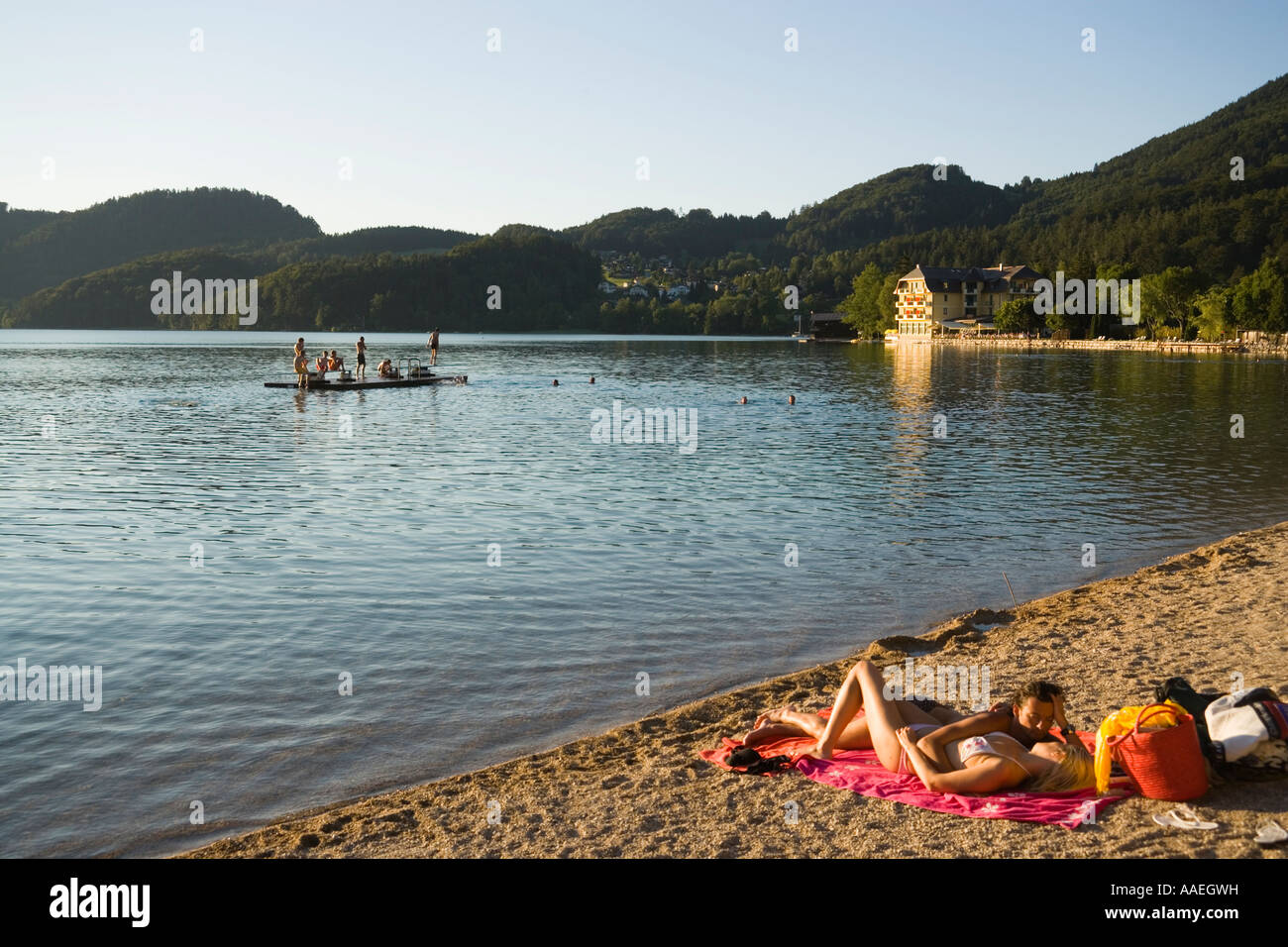 Coppia giovane giacenti presso la spiaggia del lago di Fuschl Fuschl am See Salzkammergut Salzburg Austria Foto Stock