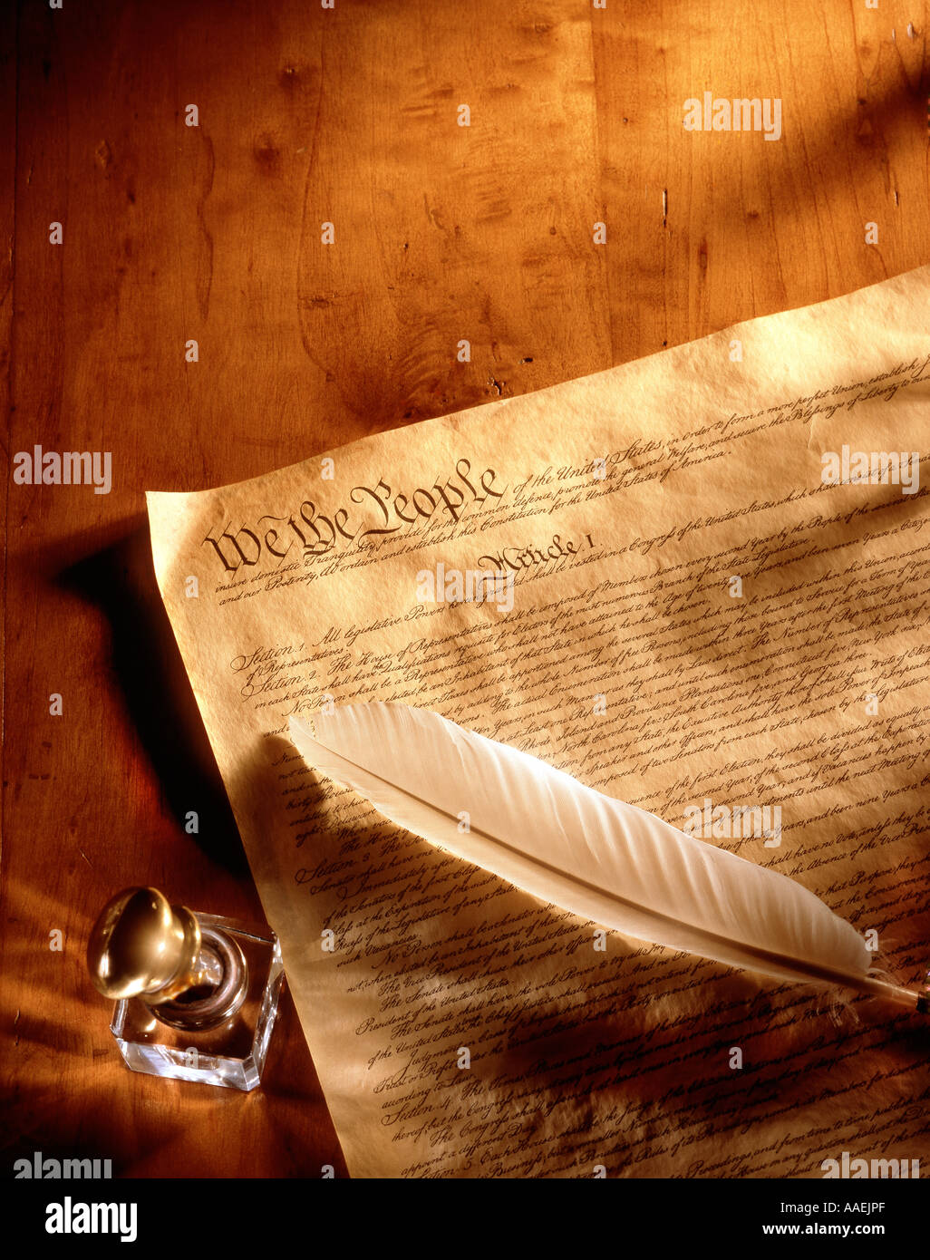 Costituzione degli Stati Uniti sulla superficie di legno con inchiostro e l'inchiostro quill Foto Stock