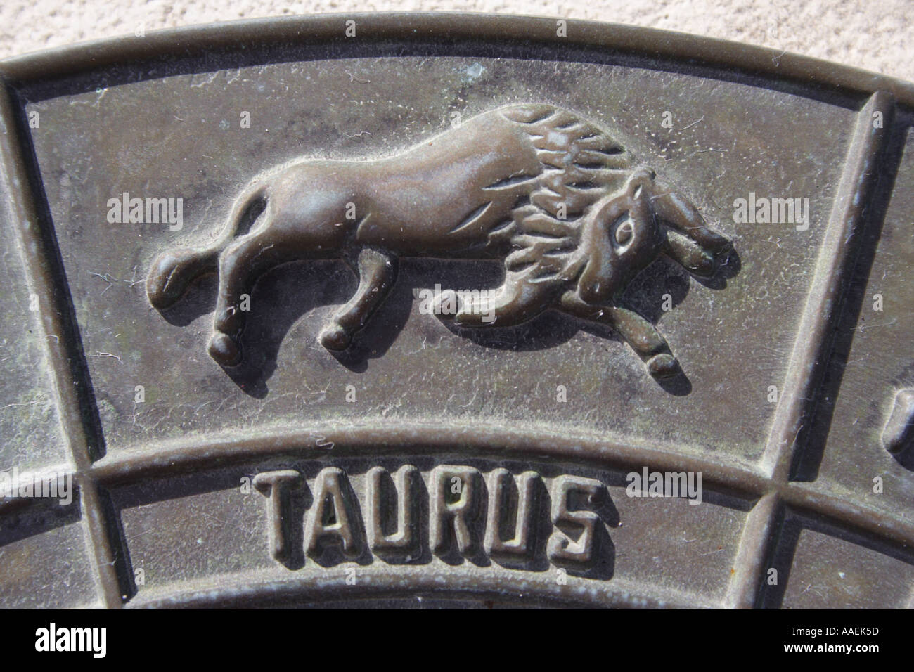 Un orologio solare che mostra segni dello zodiaco BAPD1832 Foto Stock