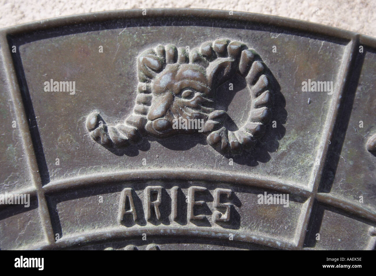 Un orologio solare che mostra segni dello zodiaco BAPD1833 Foto Stock