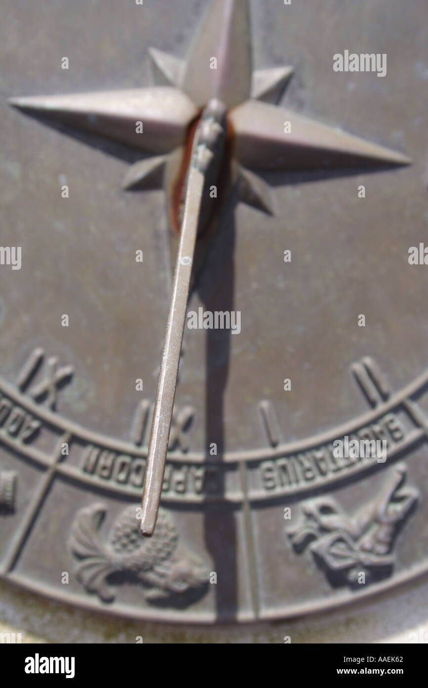 Un orologio solare che mostra segni dello zodiaco BAPD1836 Foto Stock