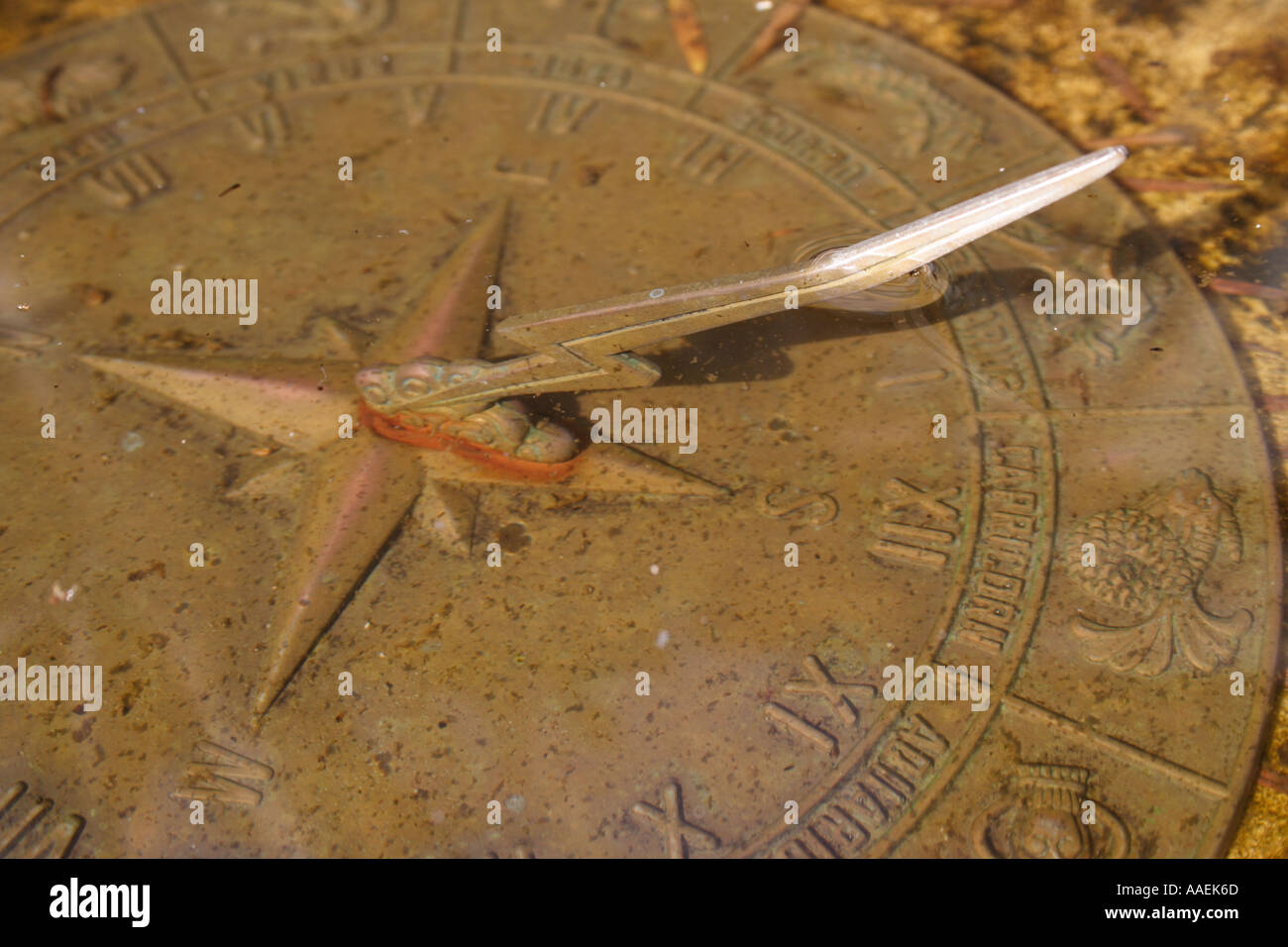 Un SUN DIAL sepolto nel fango BAPD1842 Foto Stock