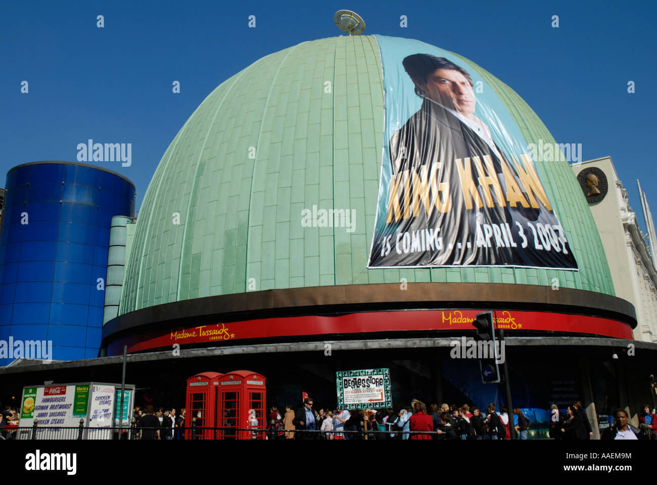 La pubblicità tramite Affissioni Shahrukh Khan modello in cera sulla parte esterna del museo delle cere di Madame Tussauds a Marylebone Road London Inghilterra England Foto Stock