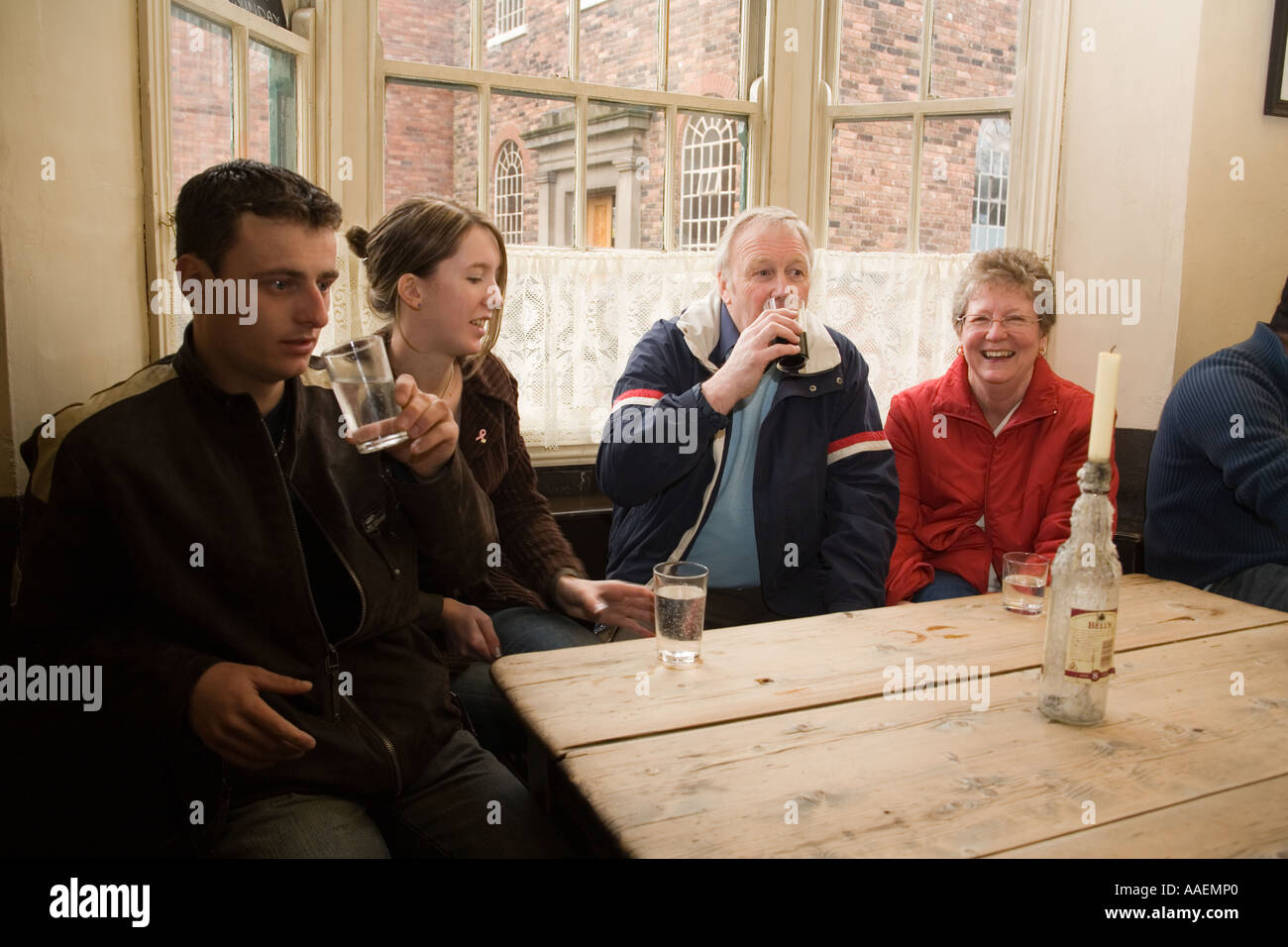 Regno Unito Inghilterra West Midlands Dudley Black Country Museum e bottiglia di vetro visitatori pub sat nella finestra sedi Foto Stock