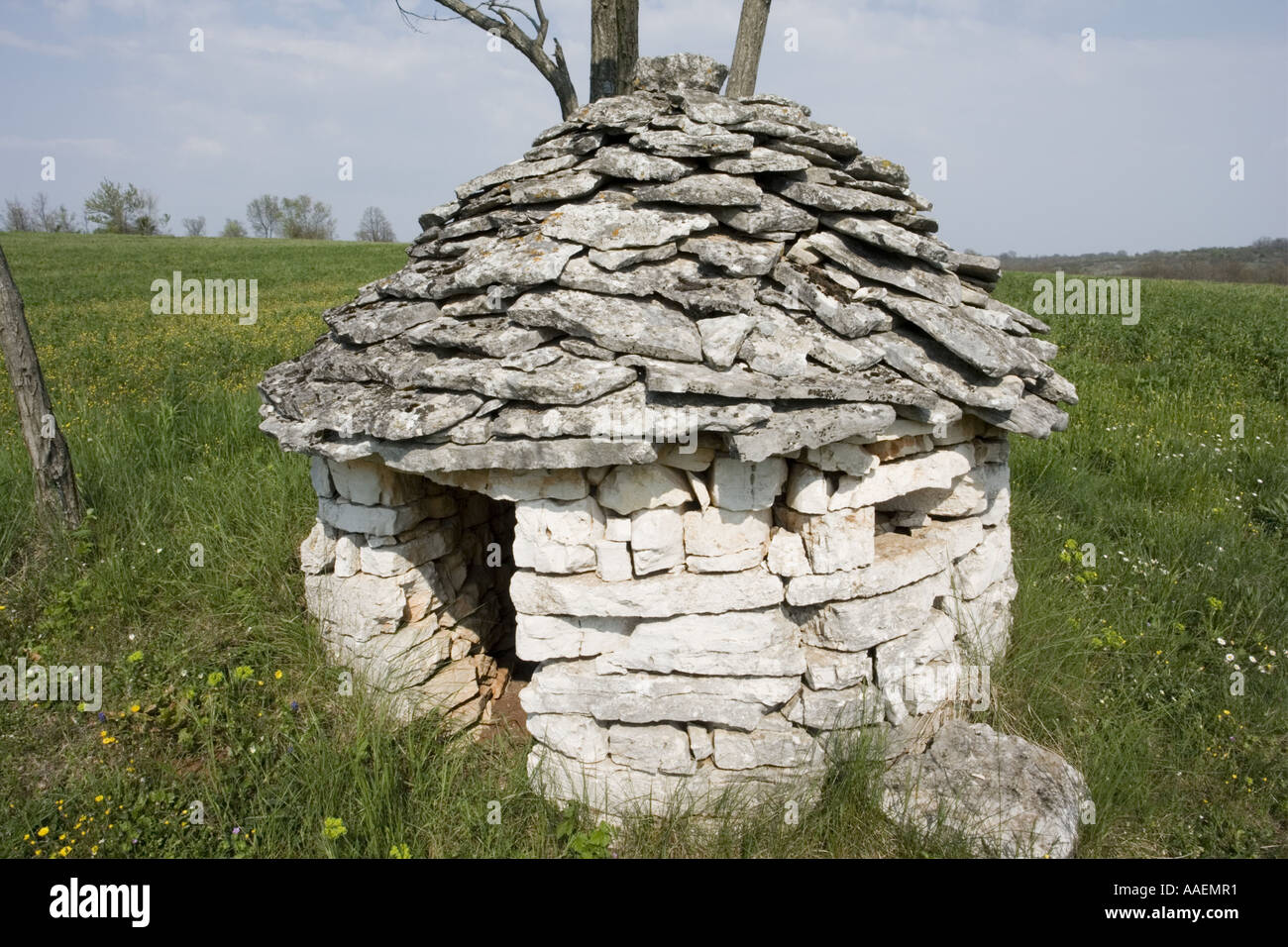 Piccolo kazun edificio in pietra in Istria Croazia, Europa Foto Stock