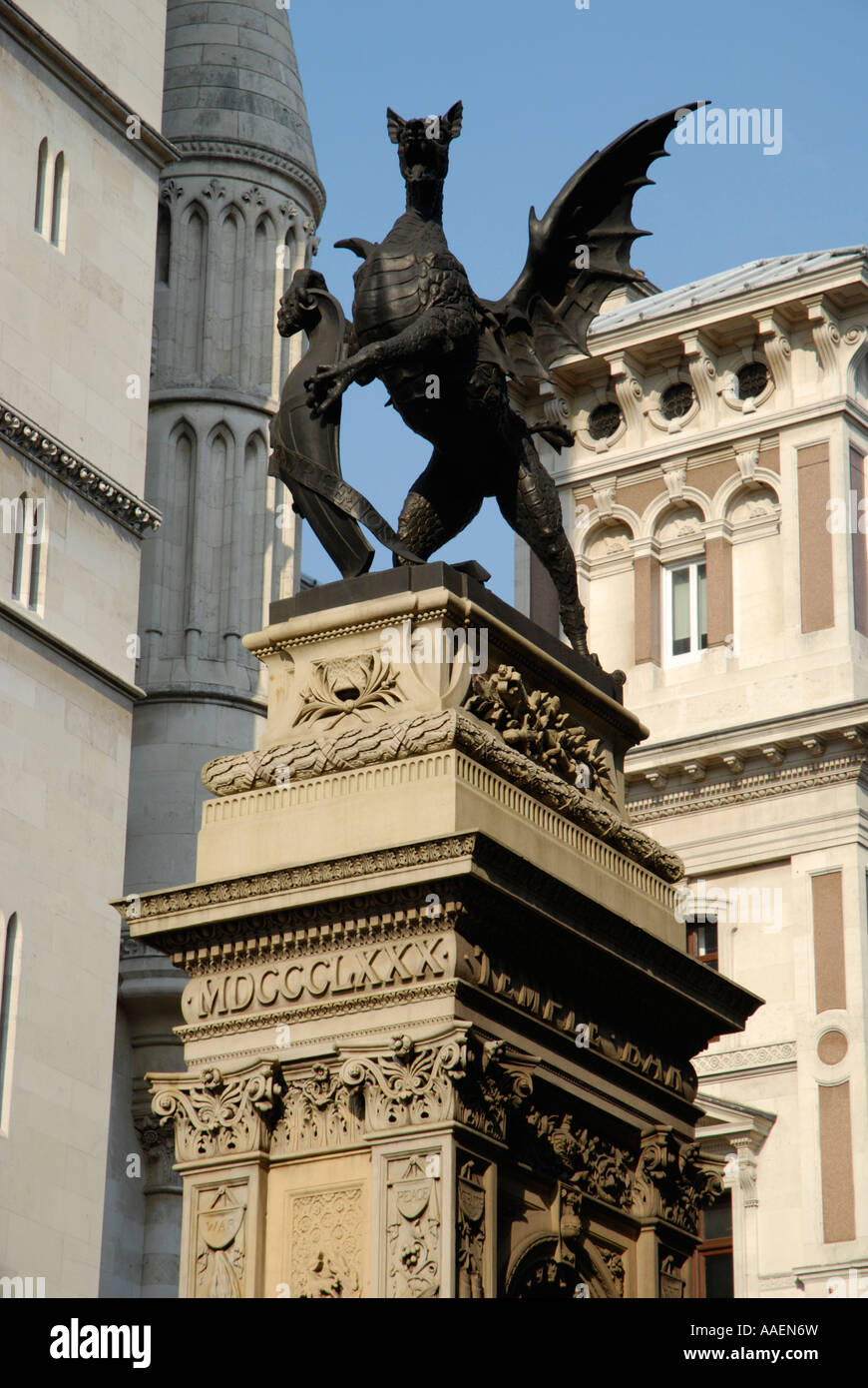 Statua di drago araldico su Temple Bar monumento in The Strand, Londra, Inghilterra, Regno Unito Foto Stock