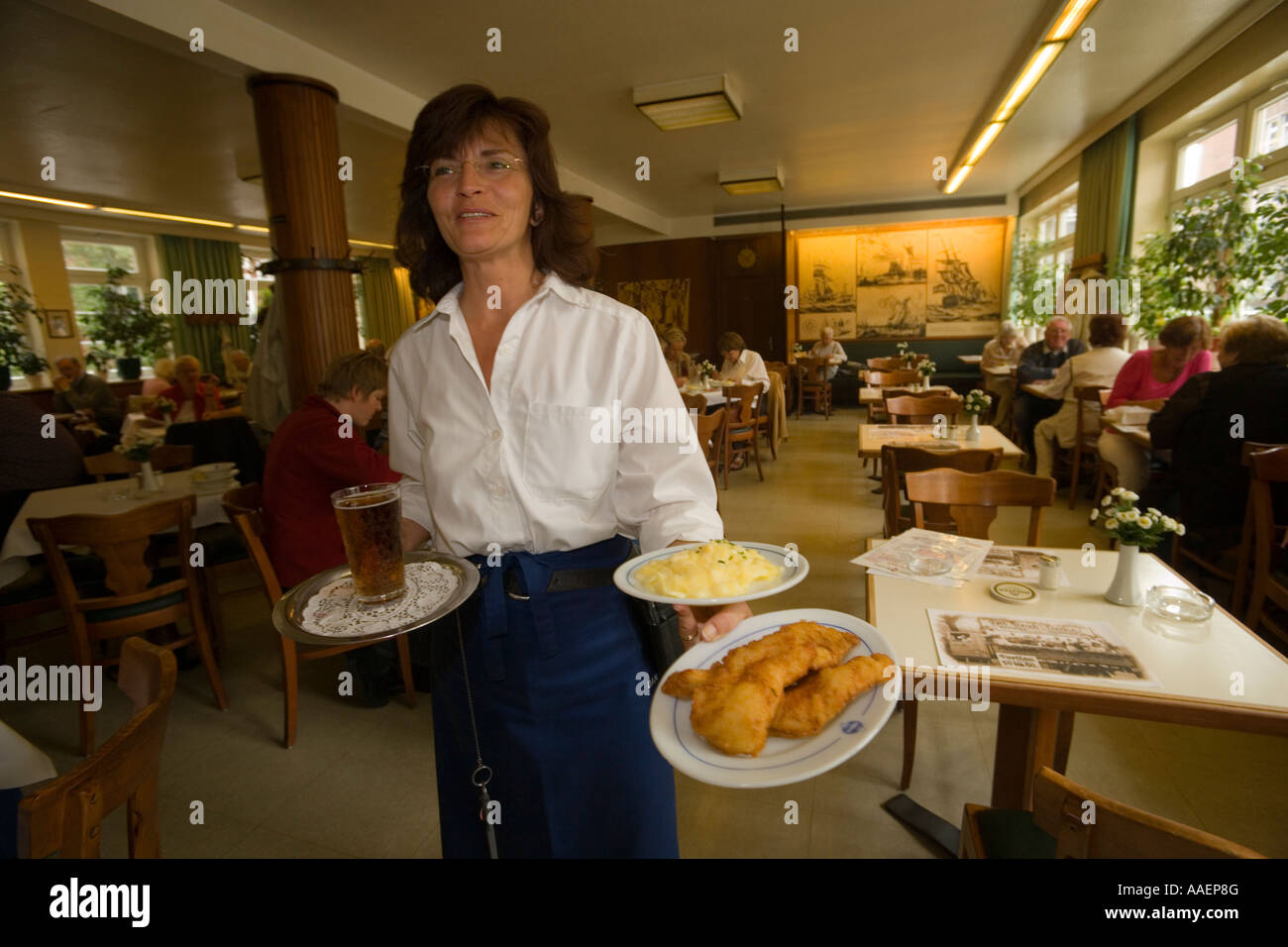 Cameriera serve Bierbrause e Backfisch in Daniel Wischer ristorante il più vecchio ristorante di pesce di Amburgo Germania Foto Stock