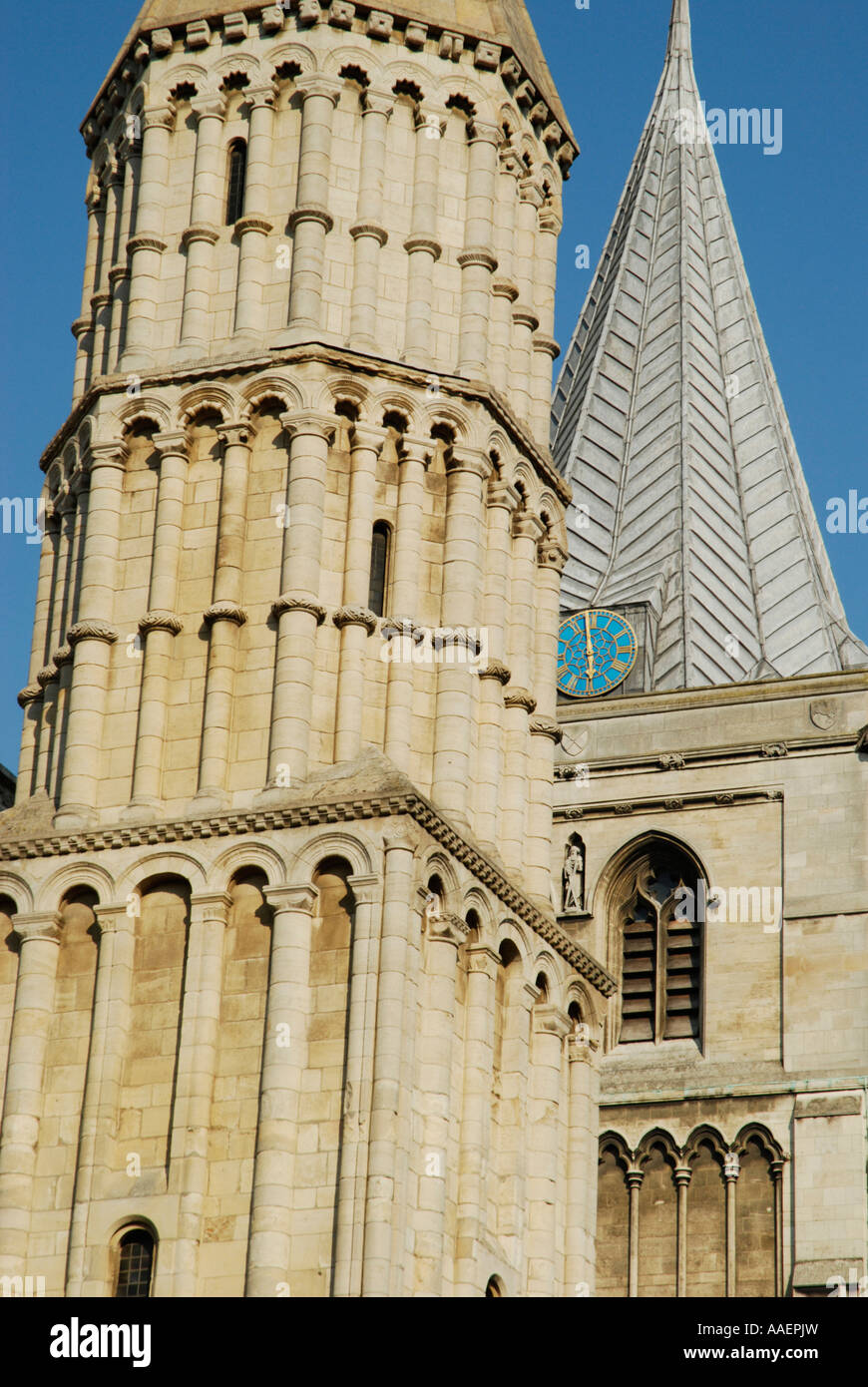 Close up di Rochester Cathedral guglia e torre, Rochester, Kent, Inghilterra Foto Stock