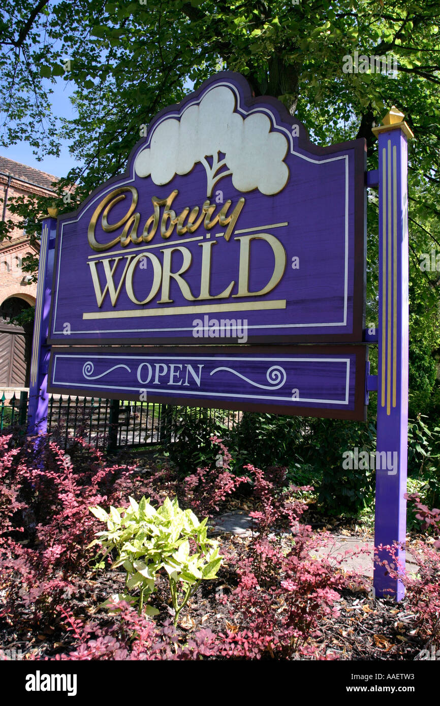 Cartello fuori Cadbury World una popolare attrazione turistica presso la fabbrica di cioccolato Cadbury Bournville Birmingham REGNO UNITO Foto Stock