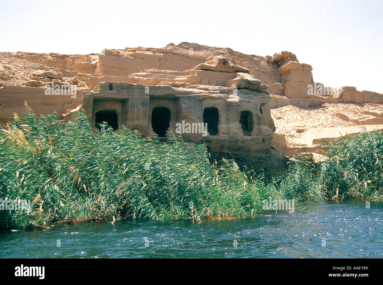 Antiche tombe dei nobili scavate nella roccia sulla riva occidentale del fiume Nilo dating da 2 300 BC Aswan Egitto Foto Stock