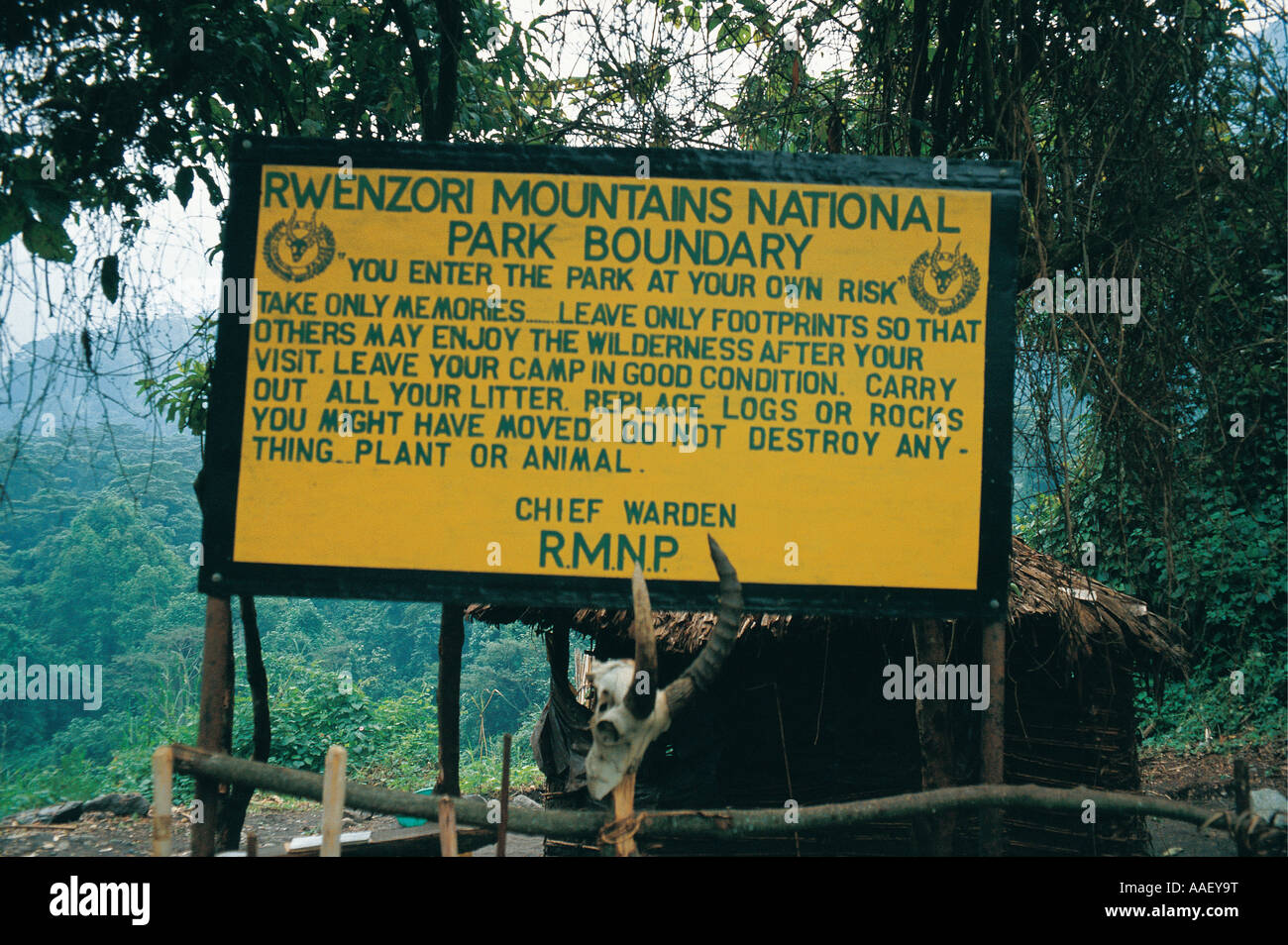 Avviso presso il National Park Gate Ruwenzori National Park in Uganda Foto Stock