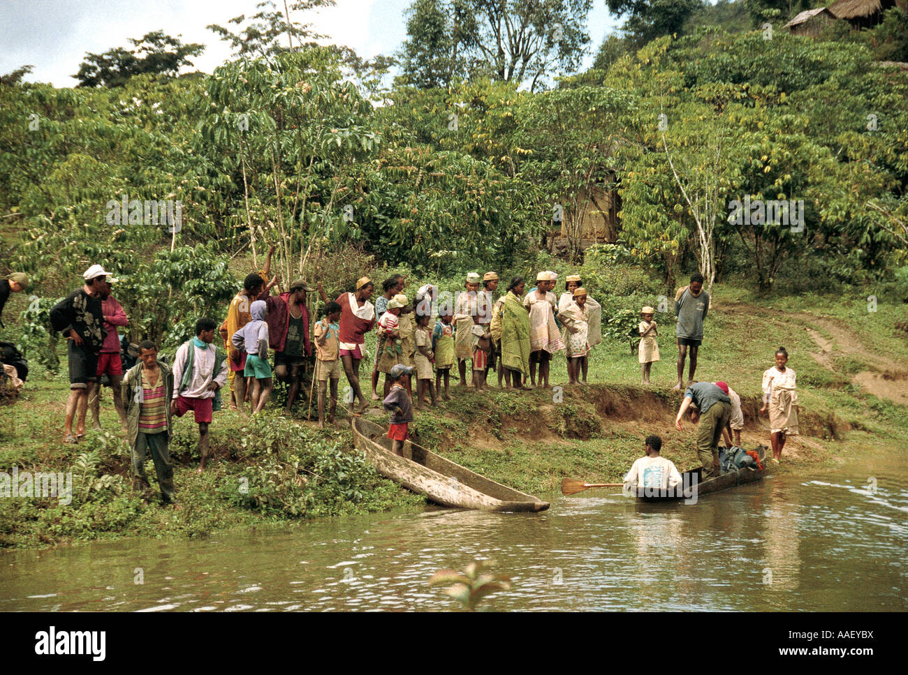 Zafimaniny gli abitanti di un villaggio in attraversamento di fiume con le canoe Madagascar centrale Foto Stock