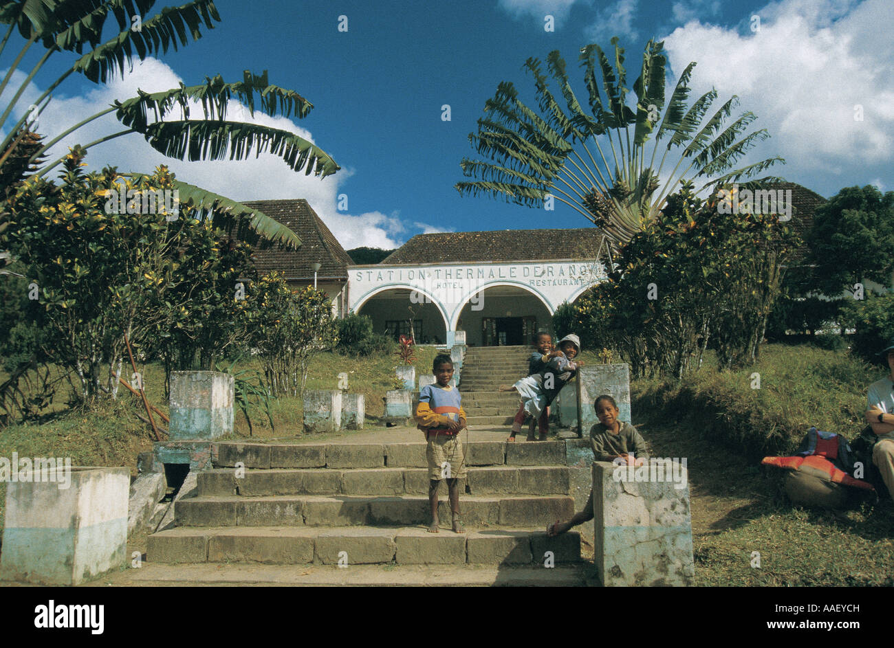 I ragazzi sulle fasi di Hotel Station thermale de Ranomafana mostra Ravenala alberi Ranomafana Parco nazionale del Madagascar Foto Stock