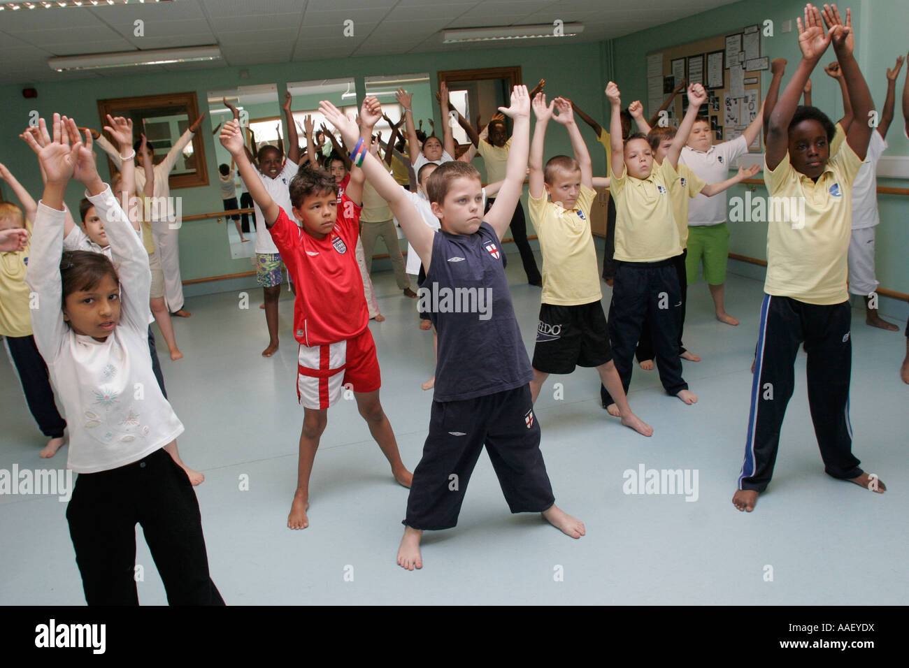 I bambini della scuola elementare in esercizio in palestra della scuola Foto Stock