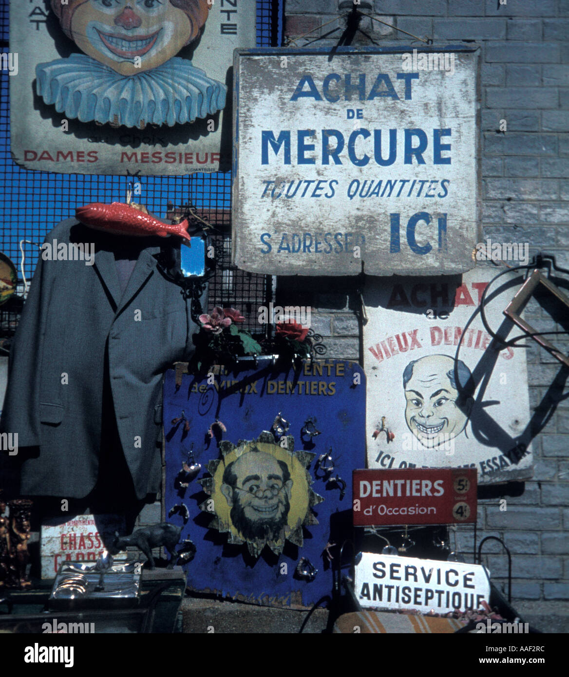 Vecchi segni a Parigi il Mercato delle Pulci Foto Stock