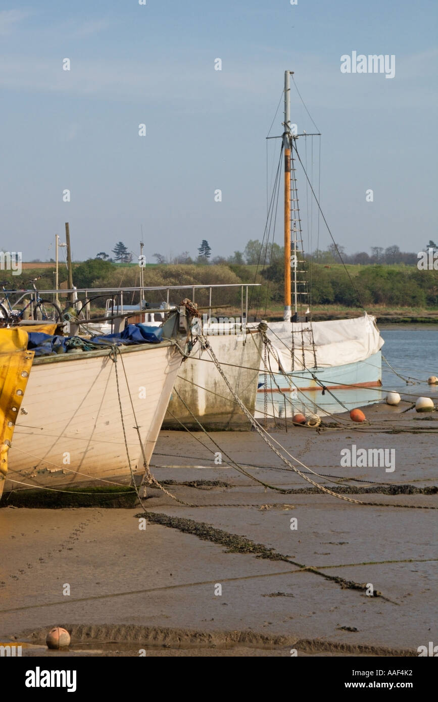 Tipica scena in acque basse fango banche e ormeggi vicino alla banchina del fiume Woodbridge Deben Suffolk in Inghilterra Foto Stock