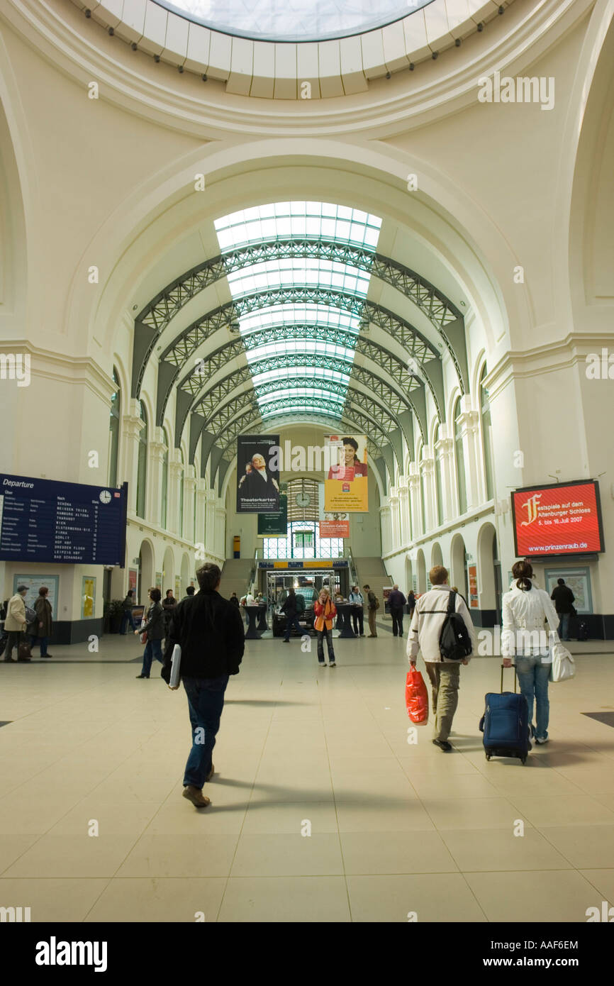 Passeggeri a piedi nella Dresdens da Sir Norman Foster recentemente ricostruita Stazione Ferroviaria principale Foto Stock