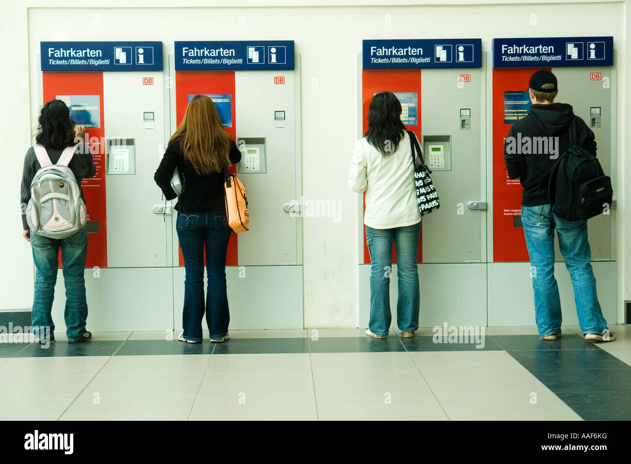 I giovani acquistano i biglietti alla macchina distributrice di Dresda stazione principale stazione metropolitana Foto Stock