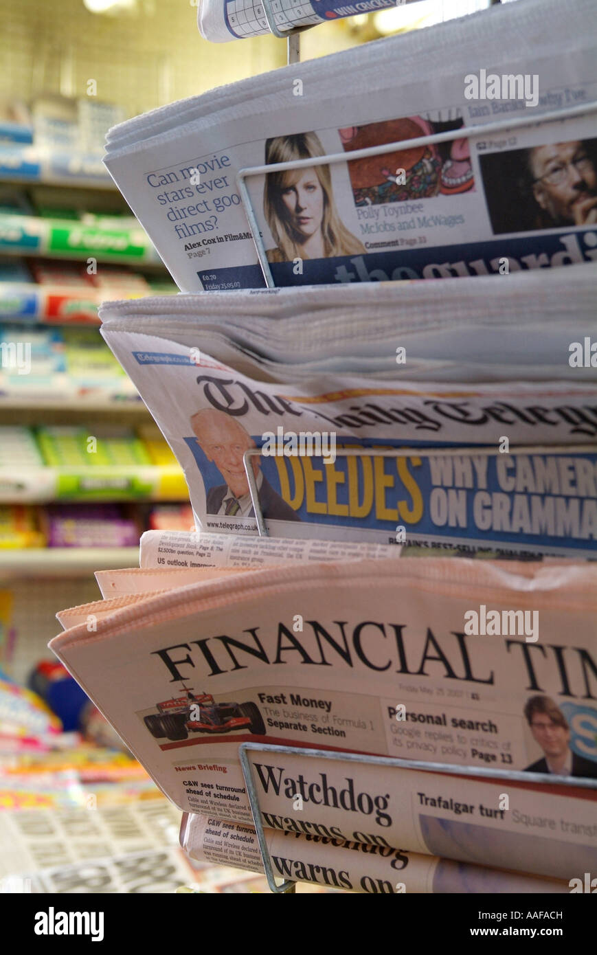 I tempi finanziari e altri giornali, ripiegati in una rastrelliera UK Foto Stock