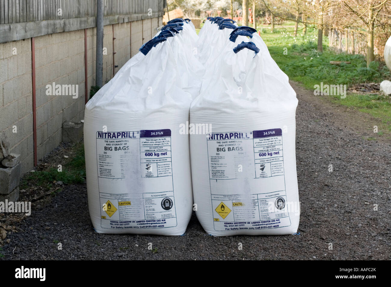 Pila di grandi sacchetti bianchi di farm Nitraprill fertilizzanti azotati al di fuori di un fienile Cotswold Farm Regno Unito Foto Stock